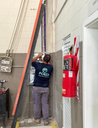 Operario realizando una instalación en interior